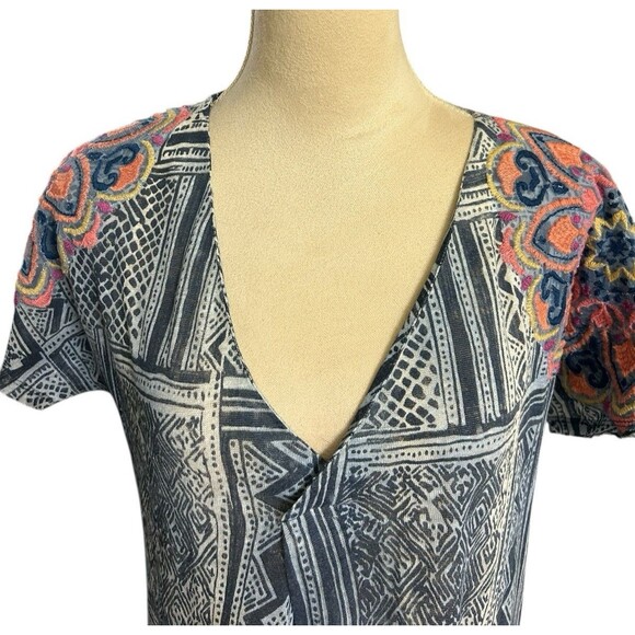 Sundance 100% Linen Embroidered V Neck Floral Boho Blue Short Sleeves Top XS - Picture 2 of 11